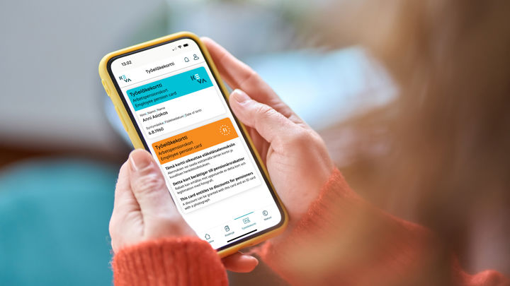Kuvassa kädet pitelevät kännykkää, jossa näkyy Eläke ja kuntoutus -sovellus ja siinä työeläkekortti.
